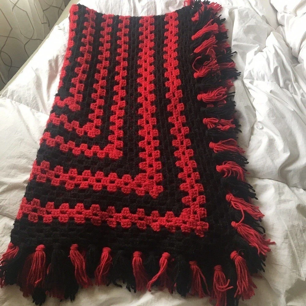 Handmade Blanket Full Sz Bed Cover Red/Black Fringe Pre-Owned